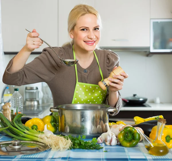 Lachende huisvrouw in schort — Stockfoto