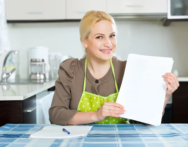 Vrouw met papier thuis — Stockfoto