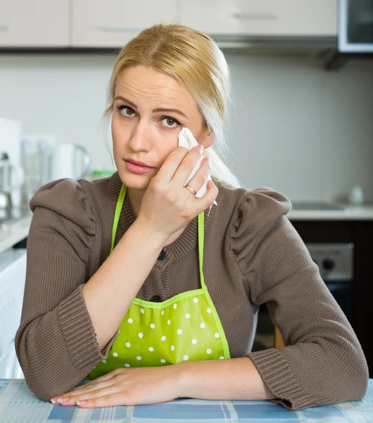 Mulher triste sentado na cozinha — Fotografia de Stock