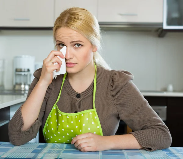 Mujer triste sentada en la cocina — Foto de Stock