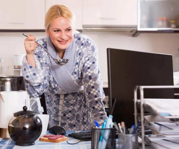 Freelancer with dishware working on PC — Stock Photo, Image