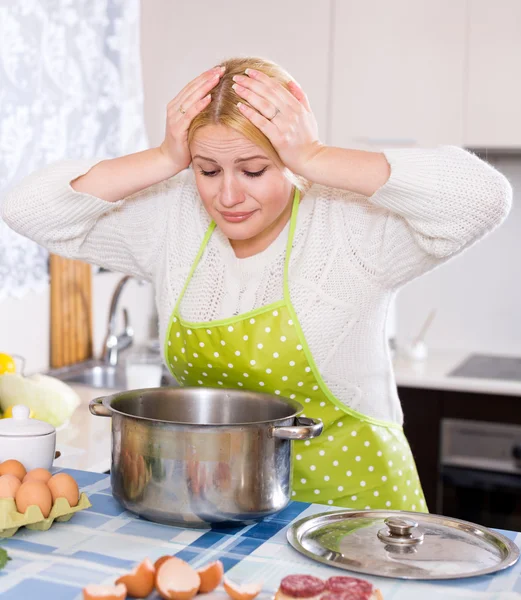 Housewife and spoiled food — Stock Photo, Image