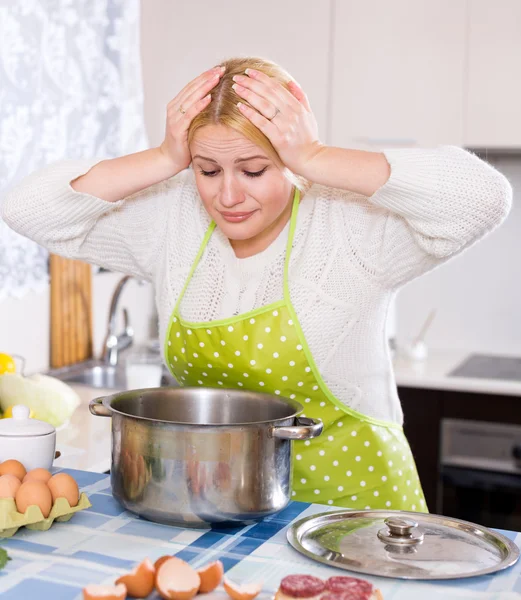 Dona de casa e comida estragada — Fotografia de Stock