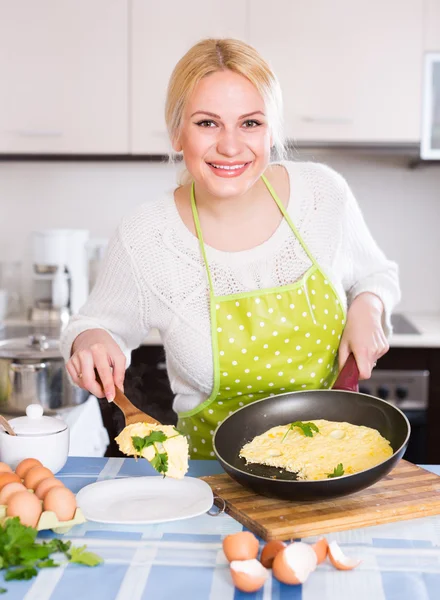 Hausfrau macht Omelett — Stockfoto