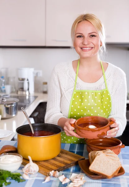 Rubia en delantal con carne — Foto de Stock