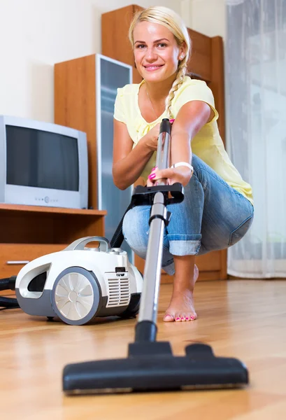 Menina hoovering na sala de estar — Fotografia de Stock