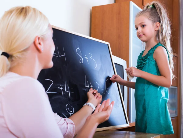 Invoering van nummers aan meisje vrouw — Stockfoto