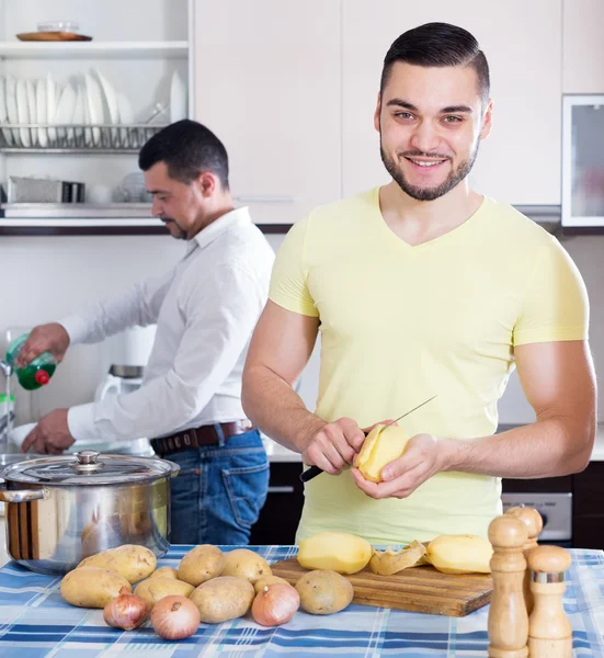 Mężczyzn do gotowania zupy ziemniaczanej — Zdjęcie stockowe