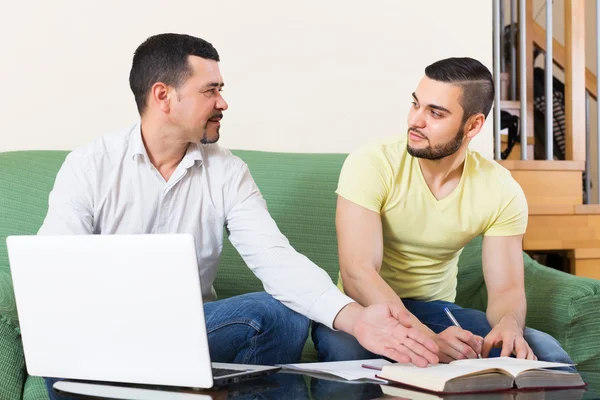 Professore dando lezione allo studente — Foto Stock