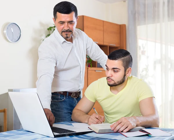 Zwei erwachsene Männer mit Laptop drinnen — Stockfoto