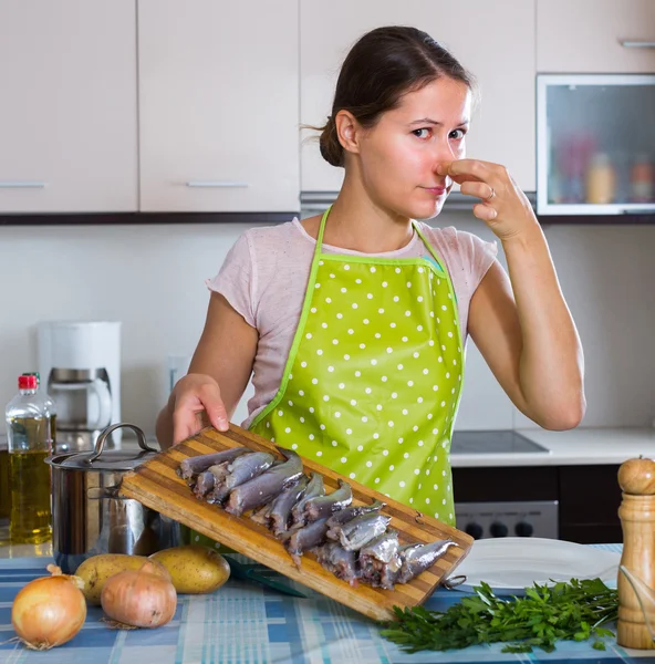 Ama de casa quejándose de olor a pescado — Foto de Stock