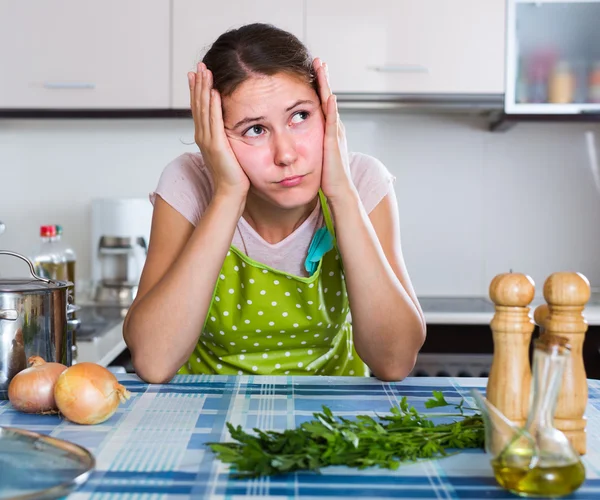 Brünette mit Kopfschmerzen posiert in Küche — Stockfoto