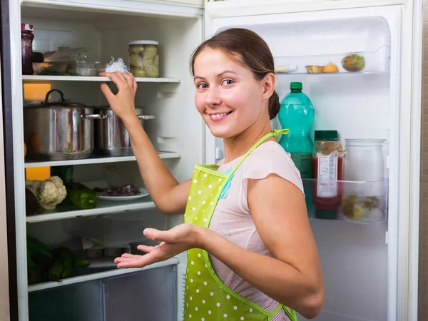 Mulher feliz perto de geladeira — Fotografia de Stock