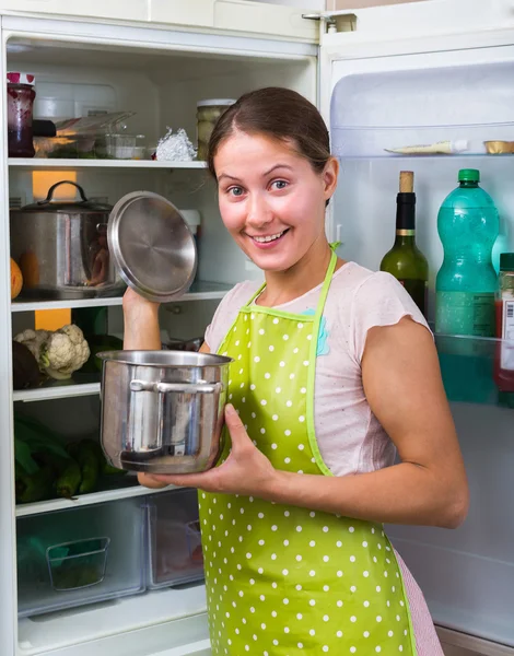 Donna felice vicino al frigorifero — Foto Stock