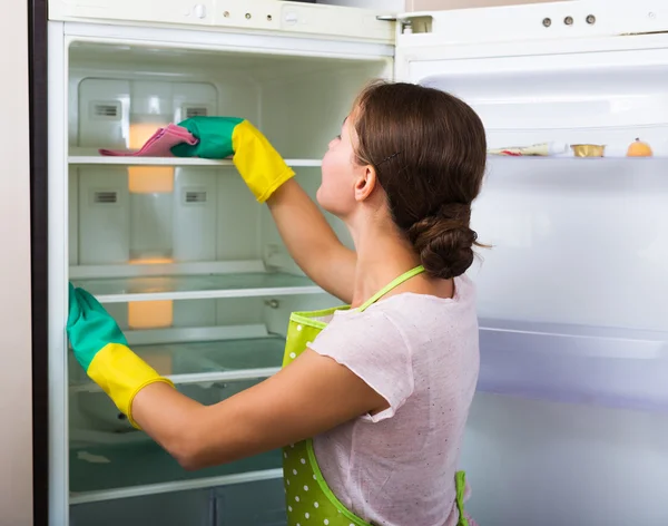 Ama de casa limpieza refrigerador —  Fotos de Stock