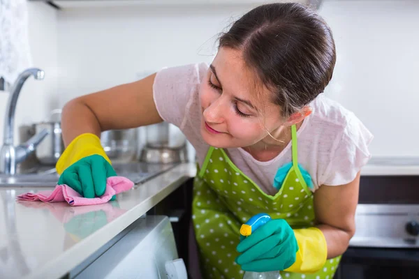 Morena limpeza na cozinha — Fotografia de Stock