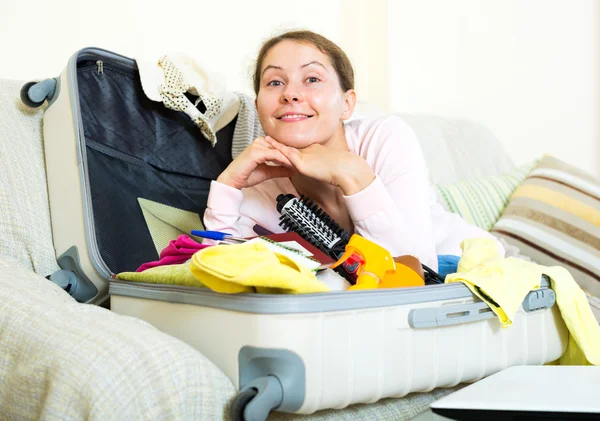 Mujer con equipaje embalado y notas — Foto de Stock