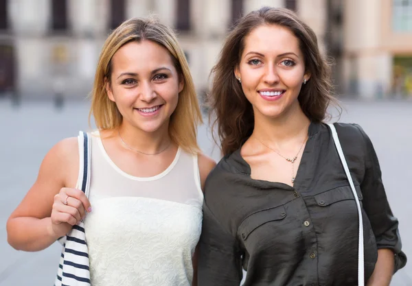 Zwei fröhliche Mädchen, die durch die Stadt laufen — Stockfoto