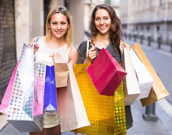 Frauen halten Einkaufstüten in der Hand — Stockfoto