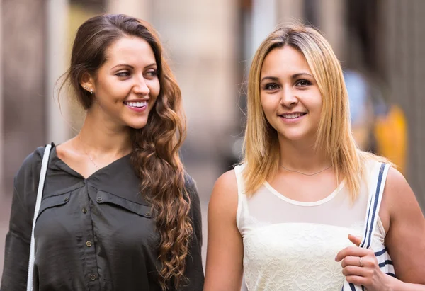 Portret van mooie jonge vrouwen — Stockfoto