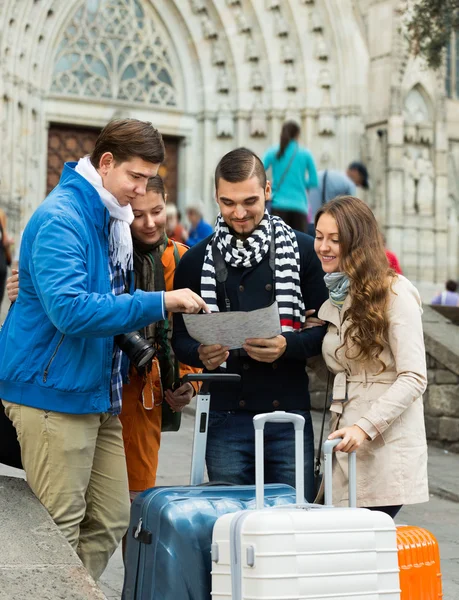 Gruppo di amici controllo direzione — Foto Stock