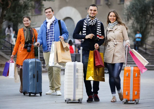 Turistas caminando con bolsas de compras —  Fotos de Stock