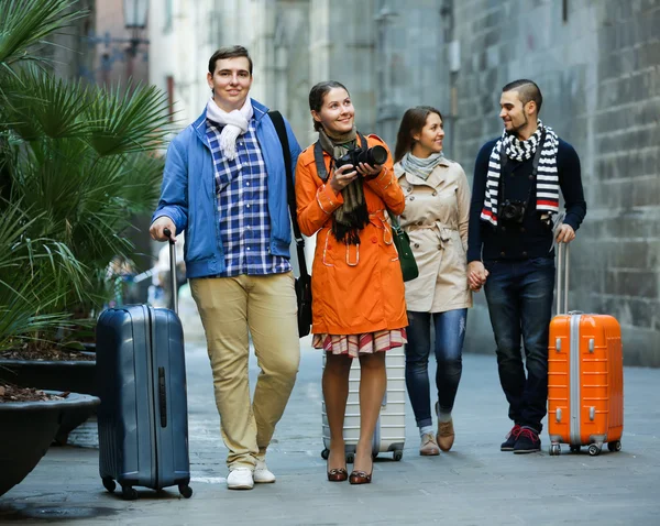 Viajantes com turismo de bagagem e sorrindo — Fotografia de Stock