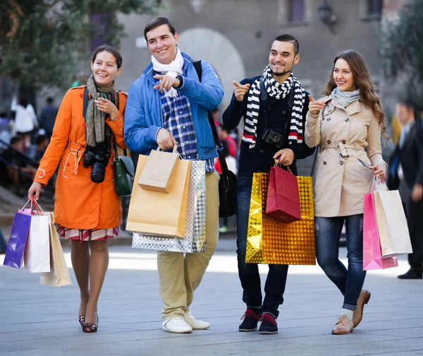 Grupo de adultos com sacos de compras — Fotografia de Stock