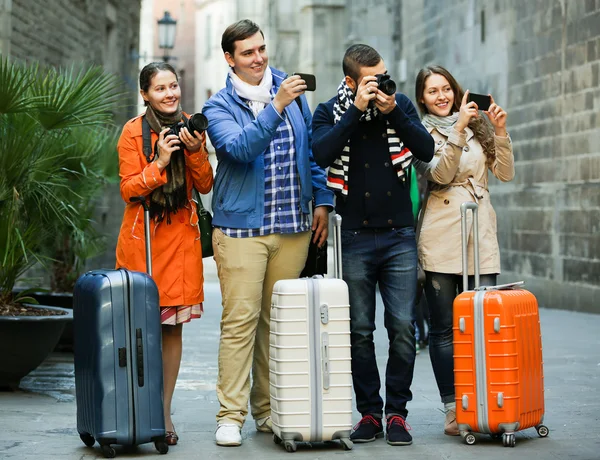 Turisti adulti che scattano foto — Foto Stock