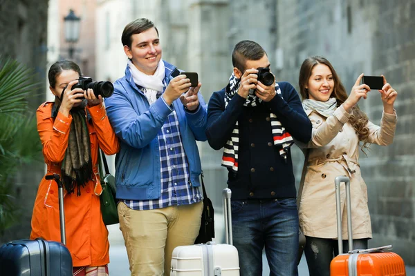 Turisti adulti che scattano foto — Foto Stock