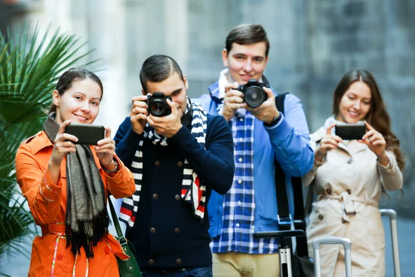 Grupo de jóvenes turistas con cámaras — Foto de Stock