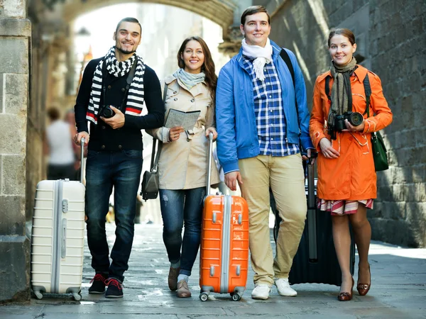 Groupe de jeunes touristes avec caméras — Photo