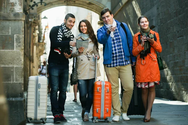 Friends with luggage outdoor — Stock Photo, Image
