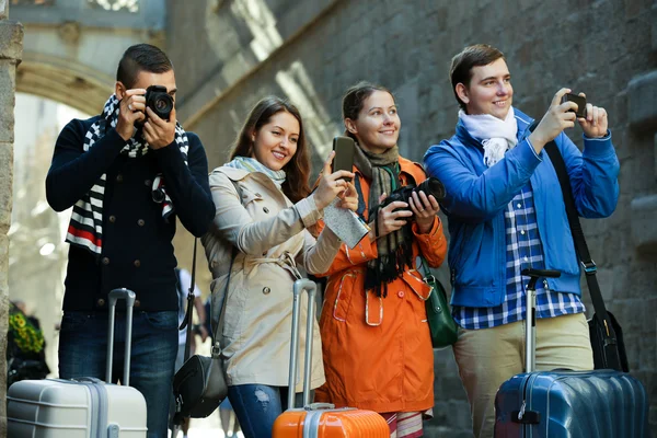 Volwassen toeristen die foto 's maken — Stockfoto