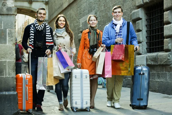 Adultos jóvenes en gira de compras —  Fotos de Stock