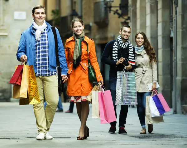 Pessoas andando com sacos de compras — Fotografia de Stock