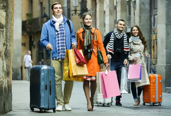 Travellers with shopping bags on stree — Stock Photo, Image