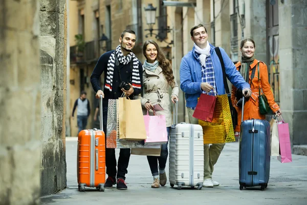 Voyageurs avec sacs à provisions dans la rue — Photo