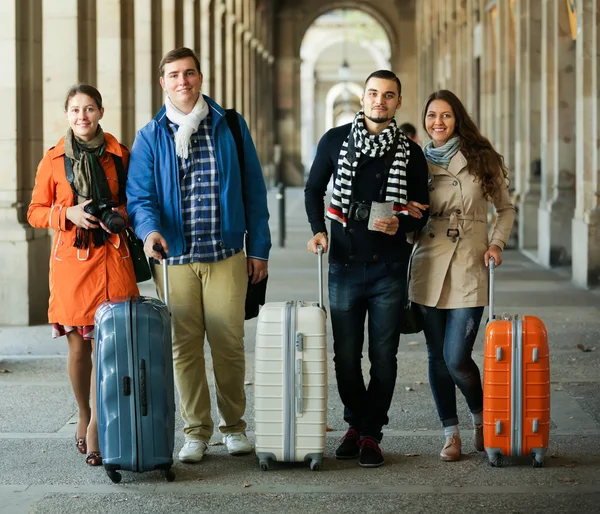 Tourists with luggage walking — Stock Photo, Image