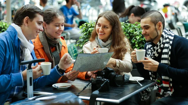 Vrienden die buiten koffie drinken — Stockfoto