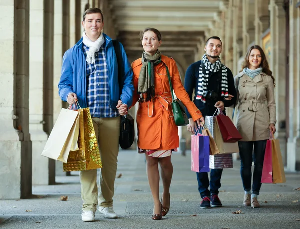 Grupo de adultos con bolsas de compras —  Fotos de Stock
