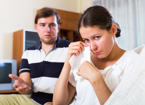 Женщина плачет после ссоры с мужем — стоковое фото