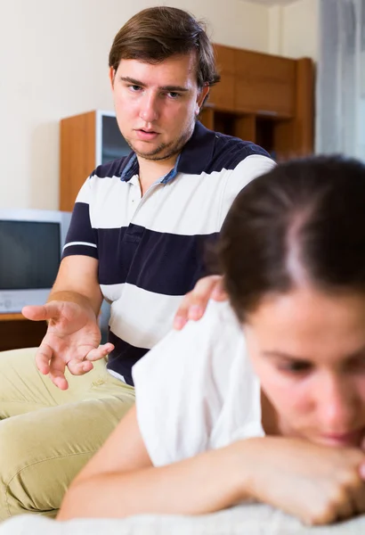 Woman and man reconciling after fight — Stock Photo, Image