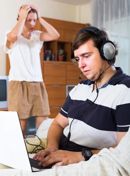 Mulher viu seu homem viciado em redes sociais — Fotografia de Stock