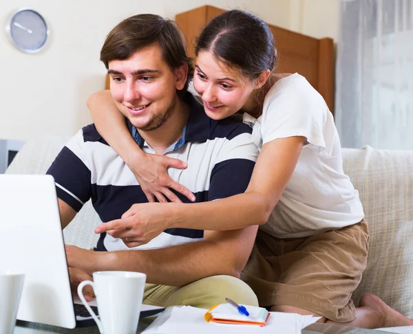 Couple browsing web — Stock Photo, Image