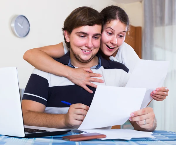 Paar zit aan bureau met documenten — Stockfoto