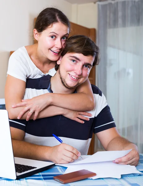 Paar zit aan bureau met documenten — Stockfoto