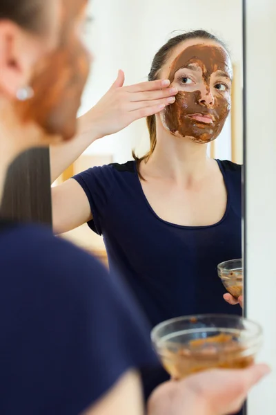 Kız bir yüz maskesi uygulama — Stok fotoğraf