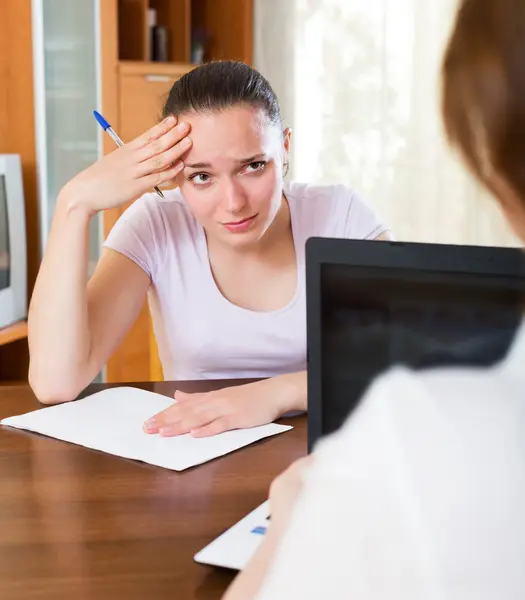 Woman filling questionnaire — Stock Photo, Image