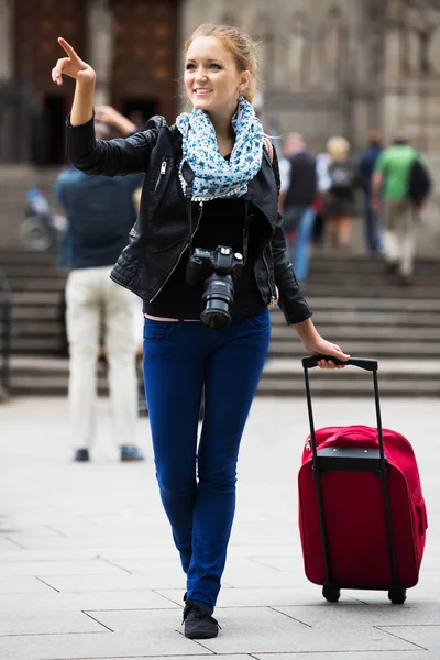 Jonge vrouwelijke reiziger met camera — Stockfoto